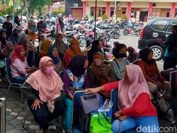 Ratusan Orang Tua di Klaten Rela Antre Seharian Demi Urus DTKS, Ini Curhatnya