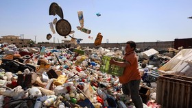FOTO: Menyulam Plastik Menjadi Permadani Cantik di Suriah