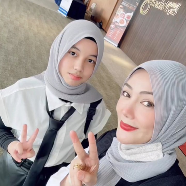 <p>Aleesya merupakan anak semata wayang Engku Emran dan seorang artis Malaysia bernama Erra Fazira. Engku Emran dan Erra Fazira menikah pada 2007 silam sebelum bercerai di 2014. (Foto: Instagram @errafazira)</p>