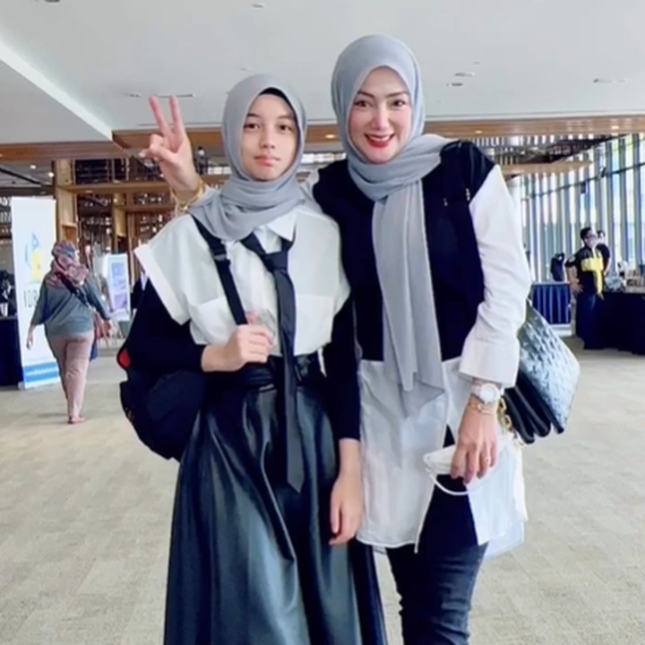 <p>Kini sudah remaja, Aleesya tumbuh menjadi sosok gadis yang cantik seperti ibunda. Ia juga sering tampil modis. Tengok saja gayanya ketika memadukan busana monokrom. (Foto: Instagram @errafazira)</p>