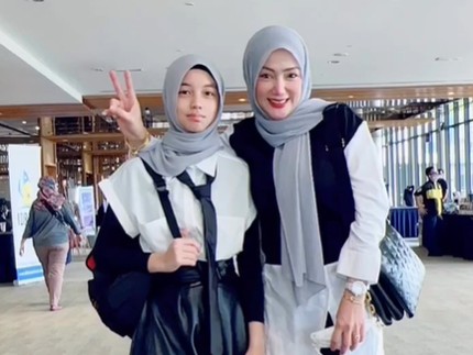 5 Potret Terbaru Aleesya Anak Engku Emran dan Artis Malaysia Erra Fazira