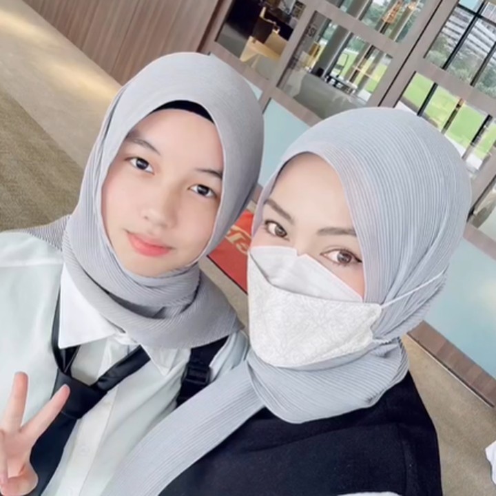 <p>Engku Emran memiliki seorang anak dari pernikahannya yang pertama. Sosok putrinya yang bernama Aleesya sukses curi perhatian. (Foto: Instagram @errafazira)</p>