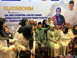 Anies Silaturahmi dengan Bu Nyai Ponpes Se-Jatim