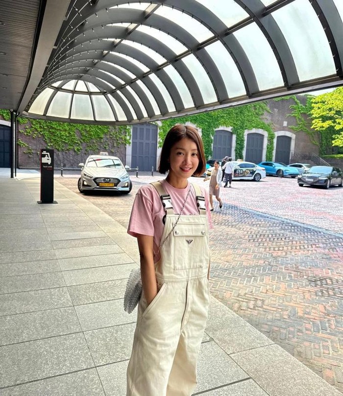 Bintang Sweet Home, Lee Si Young, mengenakan celana overall jumpsuit berwarna gading dengan perpaduan T-shirt soft pink yang membuatnya terlihat santai dan outgoing. / Foto: Elle.co.kr