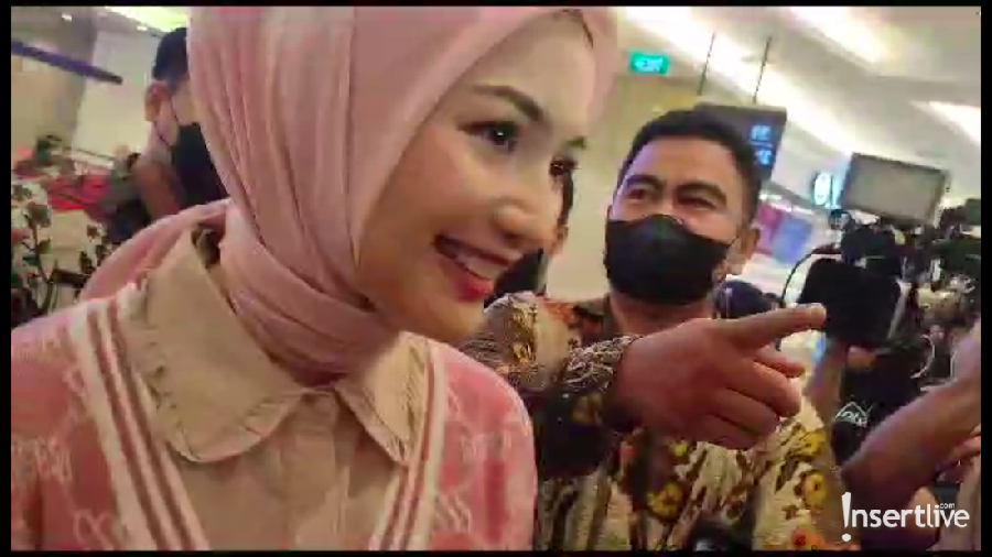 Citra Kirana Senyum Lebar Usai Tahu Rezky Aditya Jadi Ayah Sah Anak Wenny Ariani Citra Kirana Senyum Lebar Usai Tahu Rezky Aditya Jadi Ayah Sah Anak Wenny Ariani
