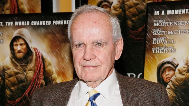 Novelis pemenang Pulitzer Prize Cormac McCarthy meninggal dunia pada Selasa (13/6). Ia penulis The Road dan No Country for Old Men.