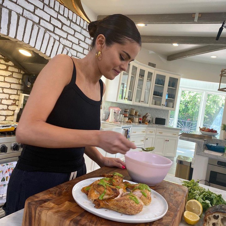 <p><em>"Take it from me, cooking is way more fun when you aren't stressing over every little detail,</em>" tulis Selena. (Foto: Instagram @selenagomez)</p>