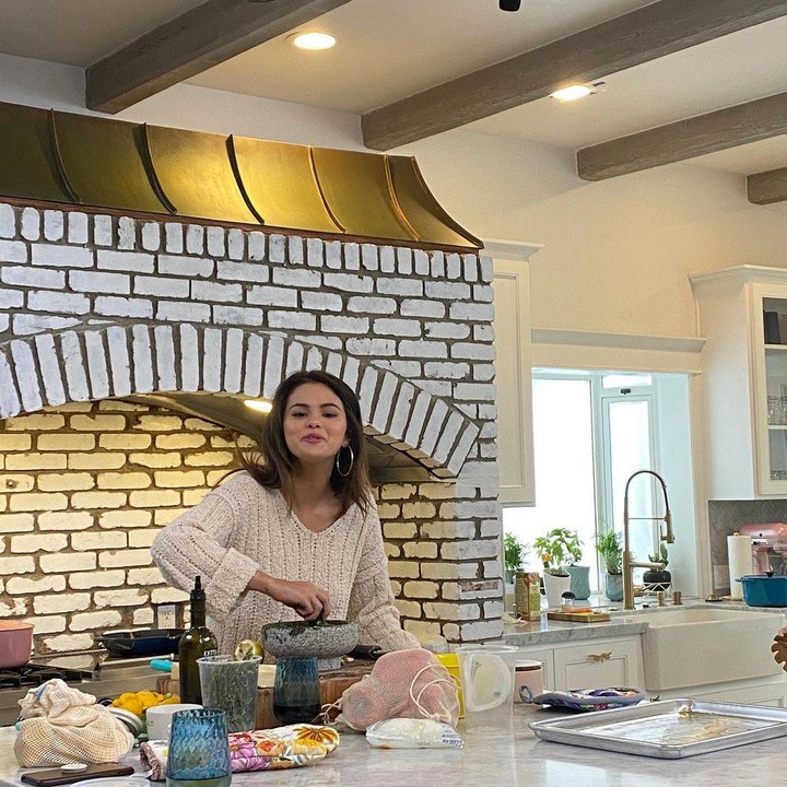 <p>Dapur Selena Gomez memiliki area bernuansa klasik yang terbuat dari tumpukan batu bata berwarna putih. (Foto: Instagram @selenagomez)</p>