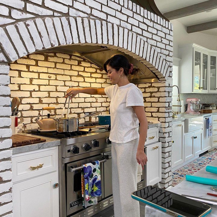 <p>Selena Gomez memiliki dapur bernuansa klasik di rumahnya. Ruangan ini digunakan oleh Selena ketika ia sedang ingin memasak di sela-sela waktu luang. (Foto: Instagram @selenagomez)</p>