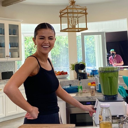 7 Potret Dapur Rumah Selena Gomez, Bernuansa Putih Klasik - Foto 1
