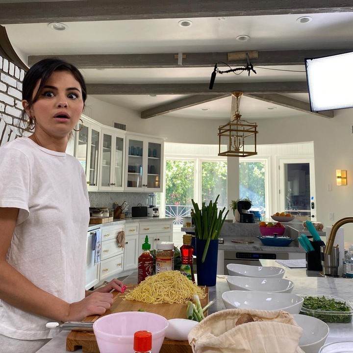 <p>Ketika memasak, Selena lebih banyak menggunakan area counter berukuran lebar. Nuansa dapur terlihat minimalis dengan dominasi warna putih. (Foto: Instagram @selenagomez)</p>