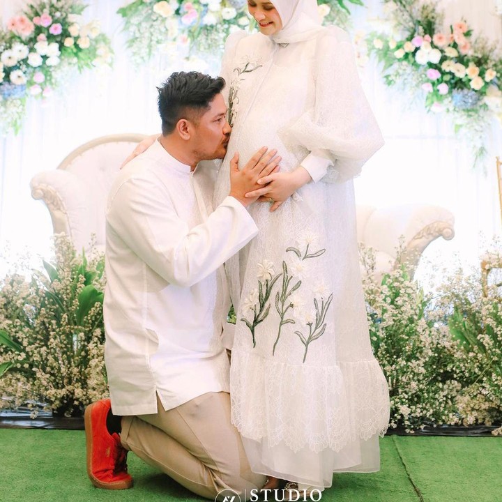 <p>Dea juga mengunggah potret keromantisannya bersama Redy dengan caption, "Mari kita bersiap-siap menghadapi kehebohan anak 3 hahaha." (Sumber: Instagram @ryana_dea @studiokencana )</p>