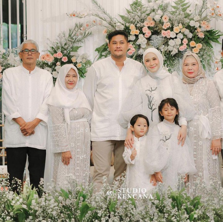 <p>Pasangan Puadin Redi dan Ryana Dea baru saja menggelar acara tasyakuran 7 bulanan kehamilan ketiga. Dengan tersenyum semringah, Bunda 2 anak itu mengunggah potretnya bersama keluarga besarnya. (Sumber: Instagram @ryana_dea @studiokencana)</p>