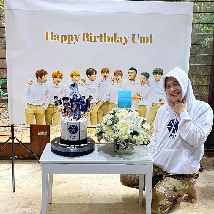 <p>Artis pertama yakni Dian Ayu Lestari, Bunda. Istri presenter Ananda Omesh ini merupakan fans garis keras EXO alias EXO-L, lho. Sampai-sampai, keluarganya pernah memberi kejutan ulang tahun bertema EXO beberapa waktu yang lalu. "Hahahhaha sungguh suami saya komediiii!! Bikin ngakak pagi pagi dikasih surprise tema EXO gini," tulisnya dalam postingan. (Foto: Instagram @dianayulestari)<br /><br /><br /></p>