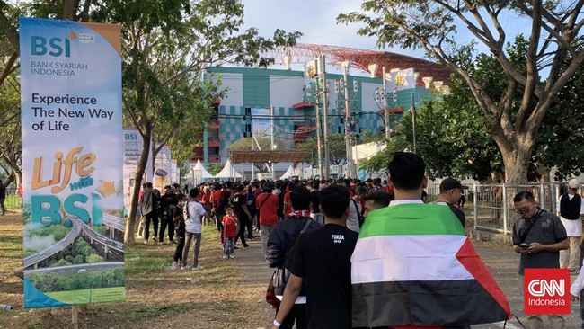 Suporter mulai berdatangan Stadion Gelora Bung Tomo (GBT), Surabaya, Rabu (14/6) sore, jelang pertandingan FIFA Match Day Indonesia vs Palestina.