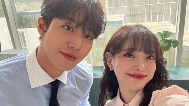 Kim Sejeong bantah rumor liburan ke Jepang bareng Ahn Hyo-seop. Gosip itu muncul karena unggahan keduanya di media sosial.