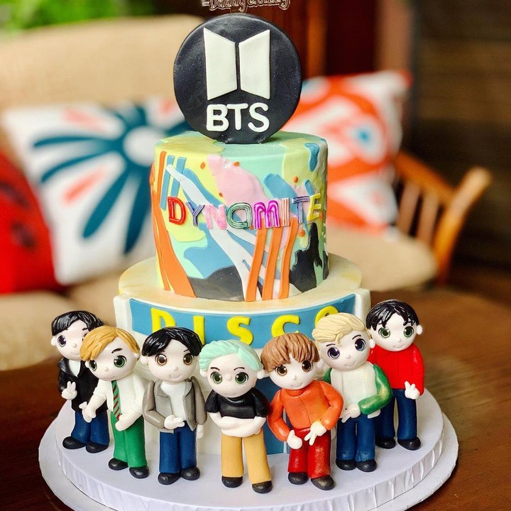 <p>Terakhir ada Marsha Timothy, Bunda. Istri aktor Vino G. Bastian ternyata seorang Army alias penggemar BTS. Beberapa waktu yang lalu, ia pernah diberi kejutan kue ulang tahun bertema BTS oleh anak dan suaminya, lho. <em>"Thank youuu so much daddy n Jizzy Pearl ...HAHAHAHAHA This is spectacular #ternyataARMY #BTS</em>"," tuturnya. (Foto: Instagram @marshatimothy)</p>