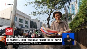 VIDEO: Mengayuh Sepeda Berjualan Bantal Guling Kapuk
