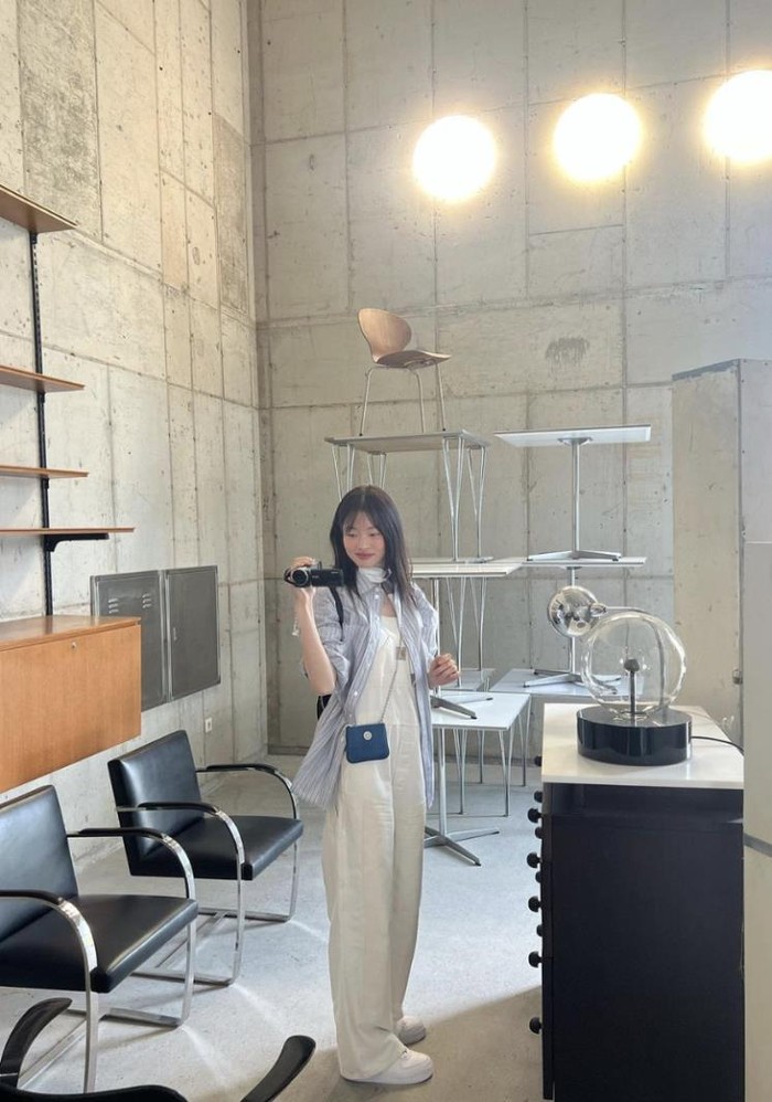 Model cantik Kim Ah Hyun menunjukkan style overall jumpsuit dengan gaya yang berbeda. Ia mengenakan kemeja garis-garis yang dijadikan outerwear dari overall oversized pants yang ia padukan. / Foto: Elle.co.kr