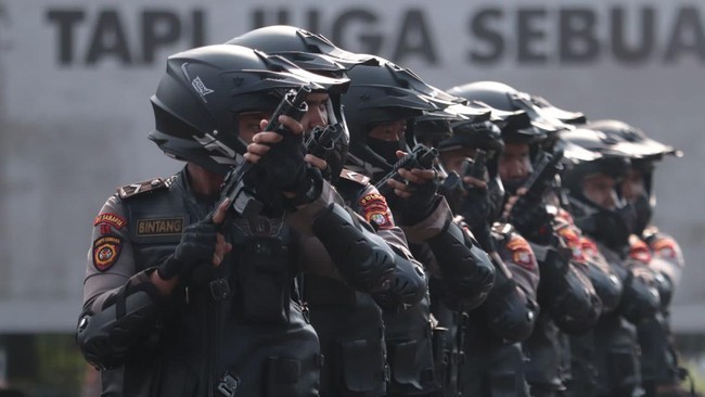 Mengutip aturan, gaji polisi berkisar antara Rp1,64 juta-Rp5,9 juta bergantung jabatannya. Gaji belum termasuk tunjangan yang berkisar Rp1,96 juta-Rp43,62 juta.