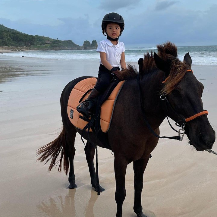 <p>Amaira, anak perempuan Farah Quinn, sangat ahli dalam olahraga kuda, Bunda. Bocah yang akrab disapa Yaya ini terlihat gembira ketika menaiki kuda cokelat berukuran kecil. (Foto: Instagram: @farahquinnofficial)</p>