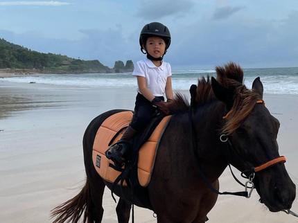 7 Potret Anak Artis Jago Berkuda Sejak Kecil, Keren Banget Bun!