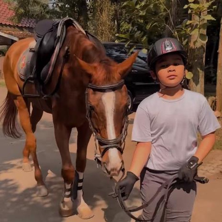 <p>Teuku Adam Al Fatih, anak pertama Shireen Sungkar, hobi menunggangi kuda berkat sang Bunda. Ketika berkuda, Adam selalu mengenakan aksesoris lengkap mulai dari sarung tangan, helm, hingga sepatu. (Foto: Instagram: @shireensungkar)</p>