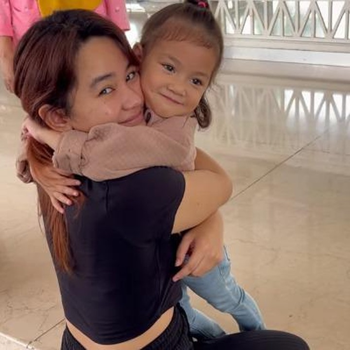 <p>Setelah melakukan presentasi, Mona dan Indra pun mengizinkan Mima untuk ngekos di dekat kampus. Bagi Mona, ini merupakan tahapan baru yang harus ia hadapi ketika menjadi orang tua. (Foto: Instagram: @monaratuliu)</p>