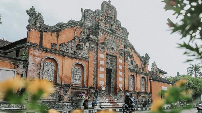 Bukan cuma sekadar liburan, Bali menawarkan banyak keseimbangan untuk jiwa yang lelah dan 'menghilang' dari dunia nyata termasuk makan siang bersama Raja Bali.