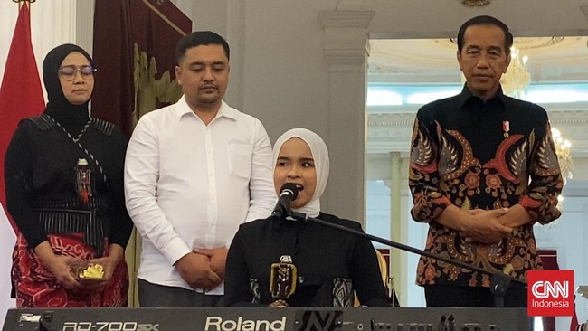 Ayah Putri Ariani bertukar celana jeans dengan seorang wartawan sebelum bertemu Presiden Jokowi di Istana Merdeka, Rabu (14/6).