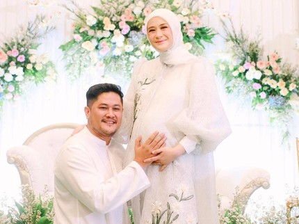 7 Potret Tasyakuran 7 Bulanan Kehamilan Ketiga Ryana Dea, Bernuansa Serba Putih