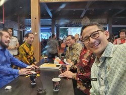 Sandiaga Ungkap Isi Obrolan saat Ngopi Bareng Jokowi-Anwar Usman di JakFair