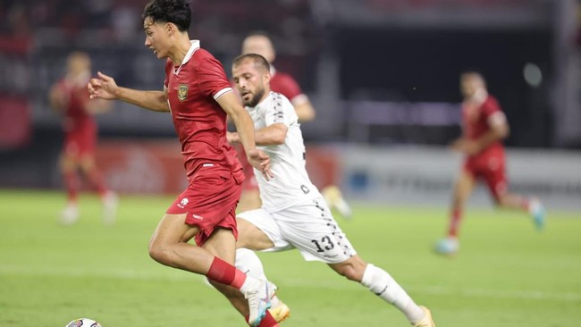 Laga Timnas Indonesia vs Palestina di Stadion Gelora Bung Tomo (GBT) jadi laga bersejarah bagi Rafael Struick dan Ivar Jenner karena keduanya menjalani debut.