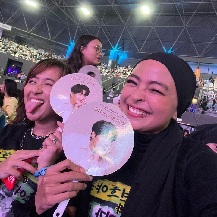 <p>Selanjutnya ada Tantri vokalis band Kotak, Bunda. Wanita berusia 33 tahun bucin pada aktor Kim Seon Ho, lho. Beberapa waktu yang lalu, ia mengikuti<em> fan meeting</em> sang idola dan mengaku susah <em>move on</em>. "Ada yang masih belum <em>move on</em> dari kedatangan bebeb ga sik? 2 hari ini senyum2 sendiri, ga mau ngapa2in di rumah kerjaannya cuma cek sosmed," ujarnya. (Foto: Instagram @tantrisyalindri)<br /><br /><br /></p>