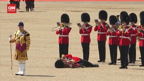 VIDEO: Latihan Parade, 3 Tentara Kerajaan Inggris Pingsan
