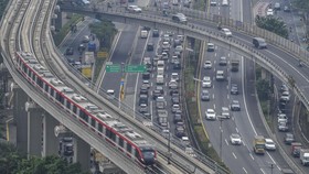 FOTO: Uji Coba LRT Jabodebek Membelah Jalanan Jakarta
