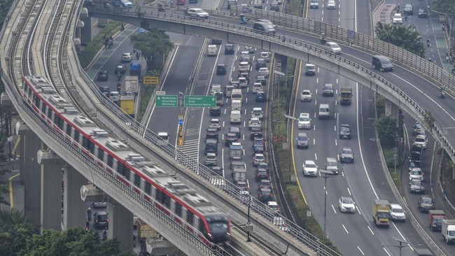 PT KAI mengevakuasi seluruh penumpang dari rangkaian kereta LRT Jabodebek yang mogok dalam perjalanan ke arah Harjamukti, Depok, Jawa Barat, Minggu (1/12).