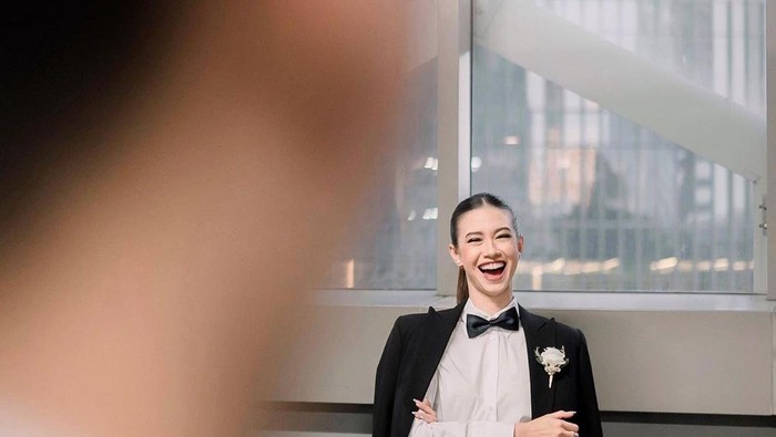 Perempuan Jadi Groomsmen? Intip Ide Gaya ala Yuki Kato Pakai Tuxedo