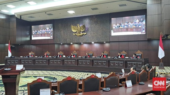 Dari total sembilan hakim MK, hanya delapan hakim yang hadir dalam sidang pleno putusan sistem pemilu. Hakim Wahiduddin Adams absen karena tugas ke luar negeri.