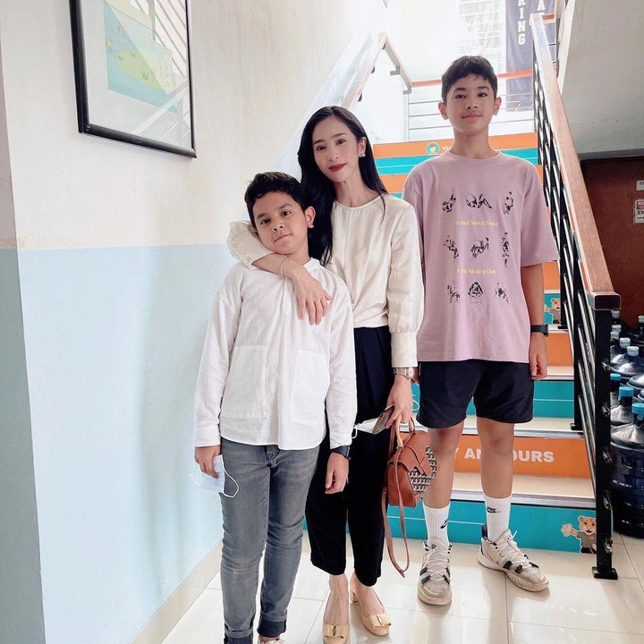 <p>Aktris Bunga Zainal dikaruniai dua orang anak dari pernikahannya dengan Sukhdev Singh. Mereka adalah Karan Pradhi Singh dan Harrneel Pradhi Singh. Sudah beranjak remaja, keduanya kerap mencuri perhatian warganet melalui visualnya. Tak hanya itu, tinggi putra sulungnya yang kini berusia 13 tahun juga sudah menyalip sang Bunda, lho. (Foto: Instagram@bungazainal05)</p>