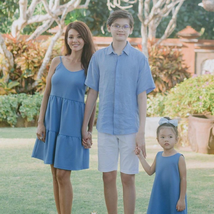 <p>Jarang tampil di layar kaca, Farah Quinn tengah bahagia menjalani perannya sebagai Bunda dua orang anak, nih, Bunda. Anak pertamanya yang bernama Armand Fauzan Quinn juga disebut-sebut memiliki paras yang tampan. Kini, Armand sudah menginjak usia 16 tahun dan memiliki SIM serta asuransi sendiri, Bunda. (Foto: Instagram@farahquinnofficial)</p>