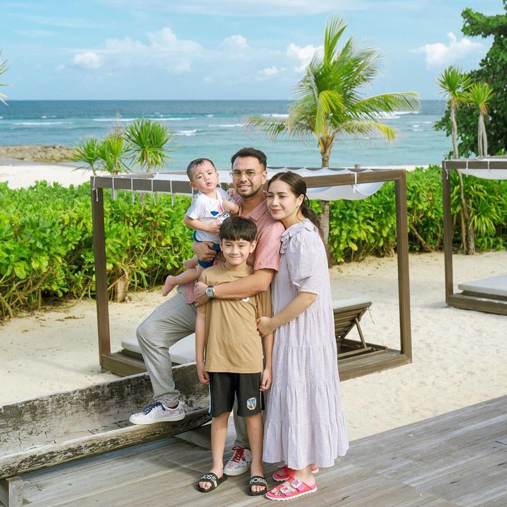 <p>Pasangan artis, Raffi Ahmad dan Nagita Slavina, tampaknya tak pernah lepas dari sorot publik, Bunda. Terlebih lagi keduanya dikaruniai dua orang anak laki-laki dengan paras yang ganteng dan memesona. Anak pertamanya, Rafathar Malik Ahmad yang kini berusia 7 tahun disebut-sebut mirip idol K-Pop. Tak hanya itu, anak keduanya yang bernama Rayyanza pun kerap mencuri perhatian publik dengan parasnya yang tampan dan menggemaskan. (Foto: Instagram@raffinagita1717)</p>
