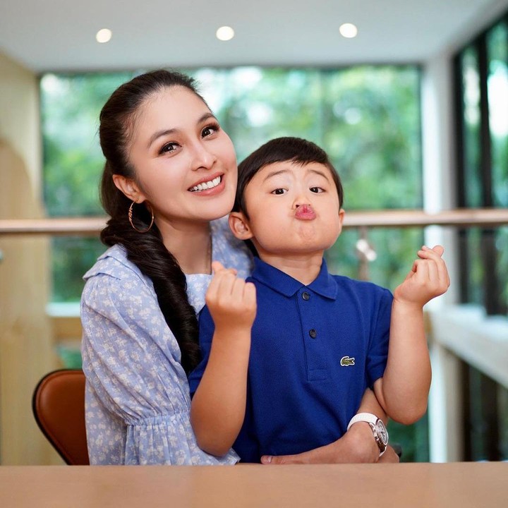 <p>Anak pertama Dewi Sandra dan Harvey Moeis, Raphael Moeis, yang kini menginjak usia 5 tahun juga termasuk salah satu anak artis yang gantengnya curi perhatian sejak dini, Bunda. Bukan hanya karena tampan, Raphael pun jago bermain basket dan sering membagikan aktivitasnya itu di <em>Instagram</em> pribadinya. Kini, ia sudah memiliki 3 juta pengikut di <em>Instragram</em>-nya, lho. (Foto: Instagram@sandradewi88)</p>