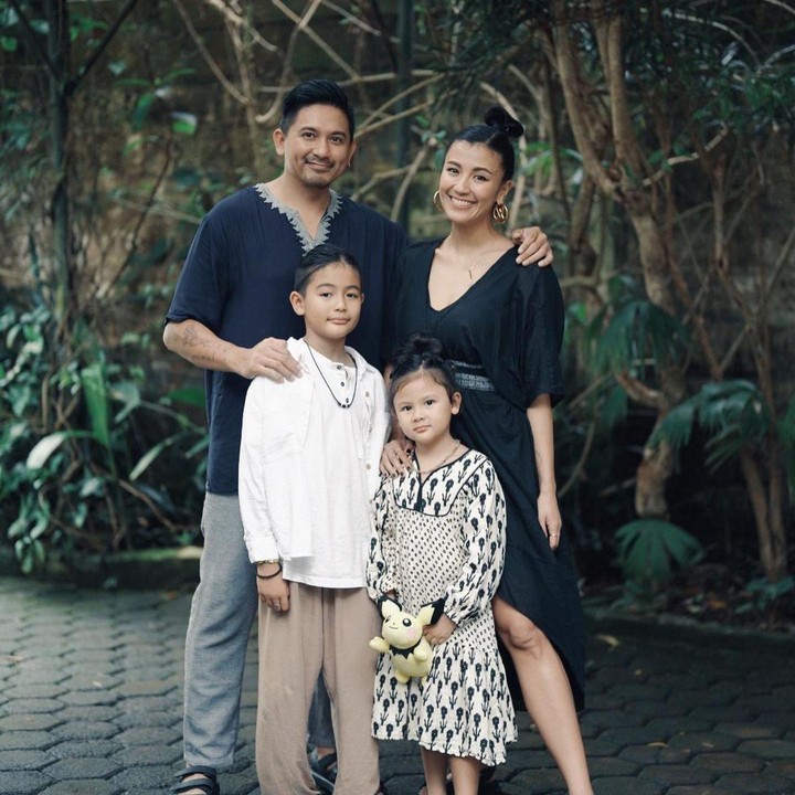 <p>Lahir pada 2 September 2014 dengan nama panjang Rysahaka Dharma Situmeang atau yang kerap disapa Ry ini adalah anak pertama pasangan artis, Ryan Delon dan Sharena. Baru berusia 7 tahun, Ry sudah berhasil menyihir perhatian netizen dengan parasnya yang tampan seperti sang Ayah dan keterampilannya dalam bermain gitar, lho. (Foto: Instagram@mrssharena)</p>