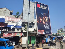 Baliho Raksasa di Pasar Cibinong Bogor Miring, Warga Khawatir Roboh