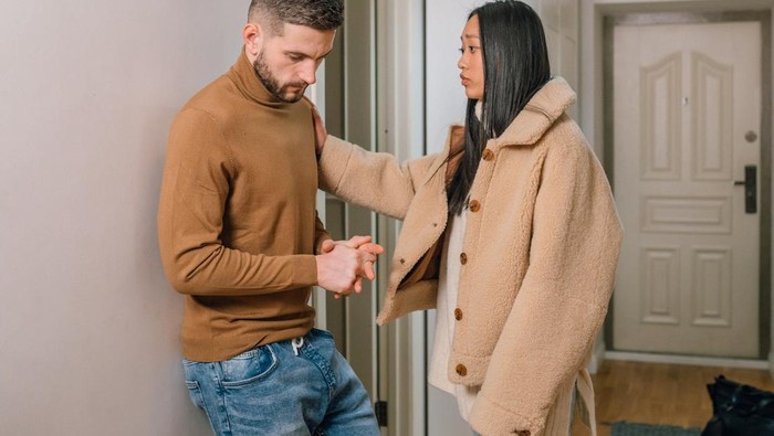 3 Hal yang Harus Kamu Perhatikan saat Mengencani Pria dengan Rasa Percaya Diri yang Rendah