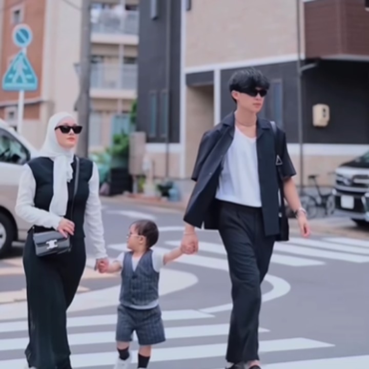 <p>Di kesempatan berikutnya, Dinda Hauw dan Rey Mbayang turut mengajak anak mereka memakai <em>outfit</em> yang senada. Pasangan ini melengkapi busana mereka dengan aksesori berupa kacamata hitam yang kece. (Foto: Instagram @dindahw)</p>