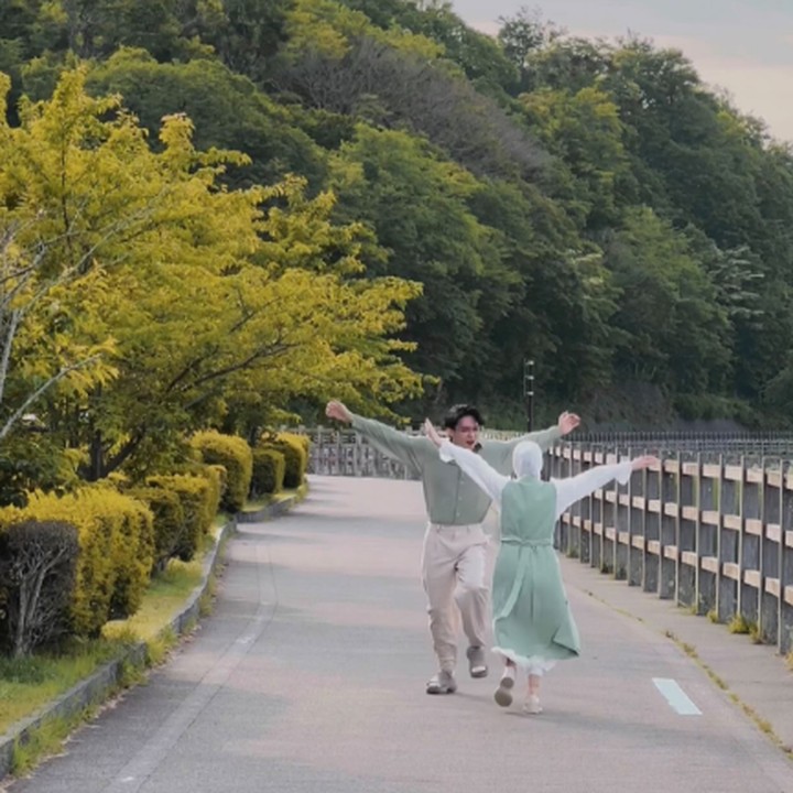 <p>Pasangan yang menikah pada 10 Juli 2020 itu mengenakan<em> couple outfit</em> bernuansa hijau pastel nan lembut. Keduanya terlihat menari bak pasangan di drama romantis. (Foto: Instagram @dindahw)</p>