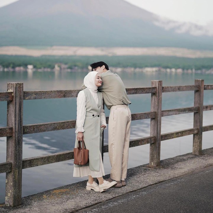 <p>Pergi berlibur ke Jepang, Dinda Hauw dan Rey Mbayang tampil kompak mengenakan busana yang <em>matching,</em> lho. (Foto: Instagram @dindahw)</p>