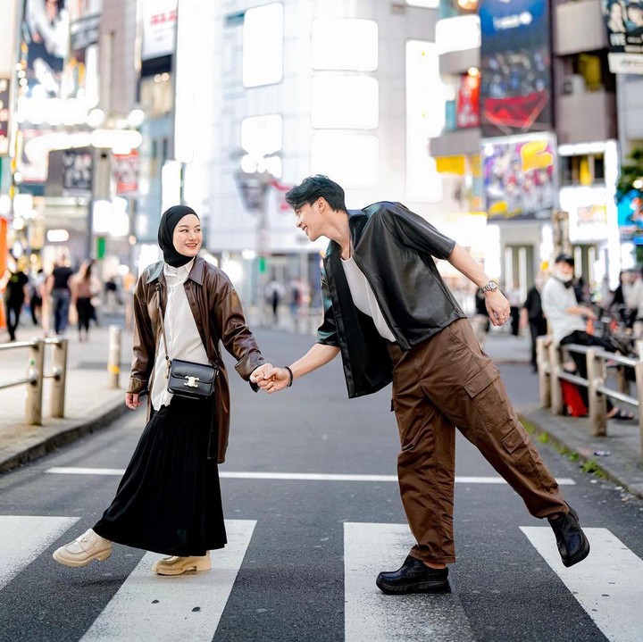 <p>Pemilihan warna outfit mereka bahkan disesuaikan dengan satu sama lain. Dinda memakai atasan warna cokelat, sedangkan Rey Mbayang mengenakan warna tersebut sebagai bawahan. (Foto: Instagram @dindahw)</p>